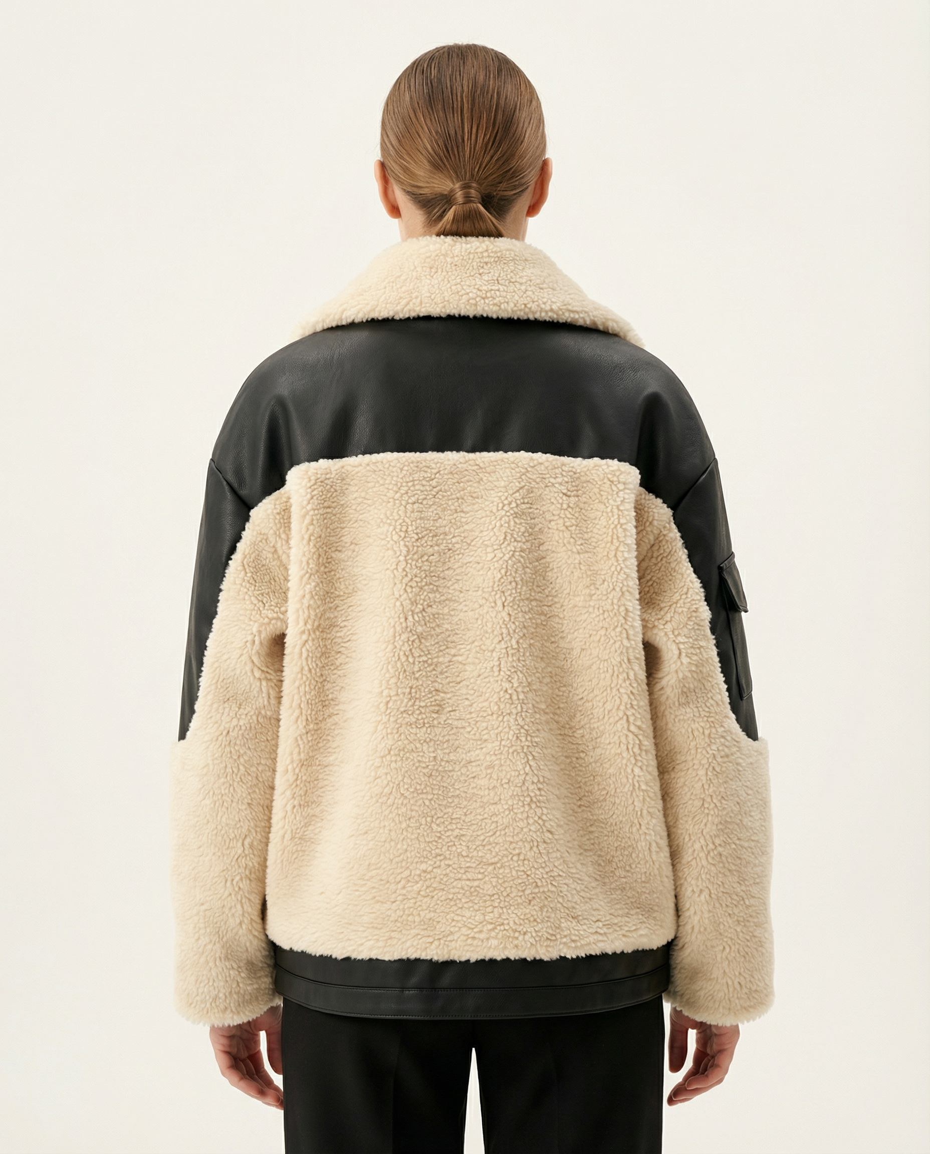 Siyah Deri ve Ekru Peluş Detaylı Kadın Mont