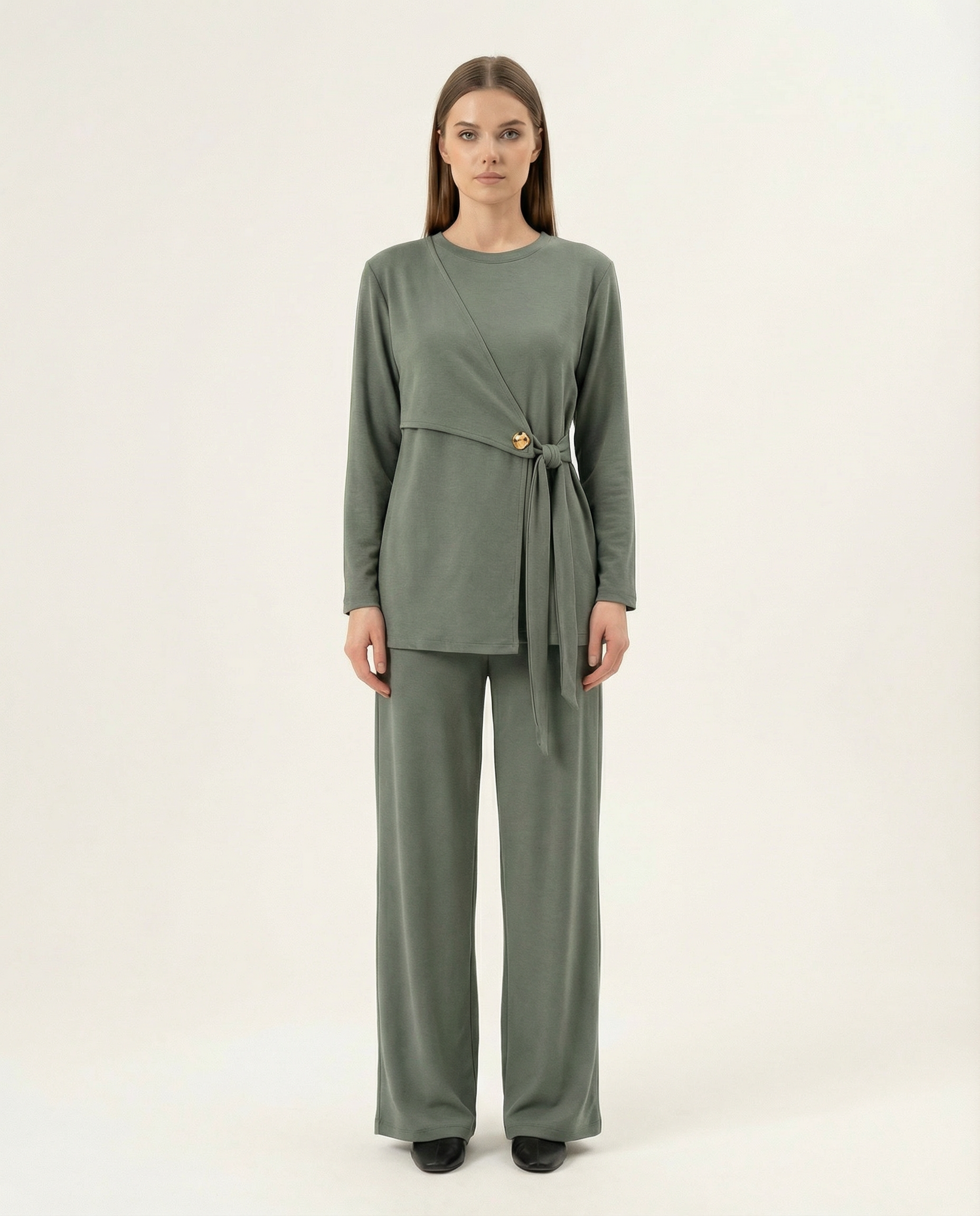 Kadın Asimetrik Kesim Kuşaklı ve Düğme Detaylı İkili Takım