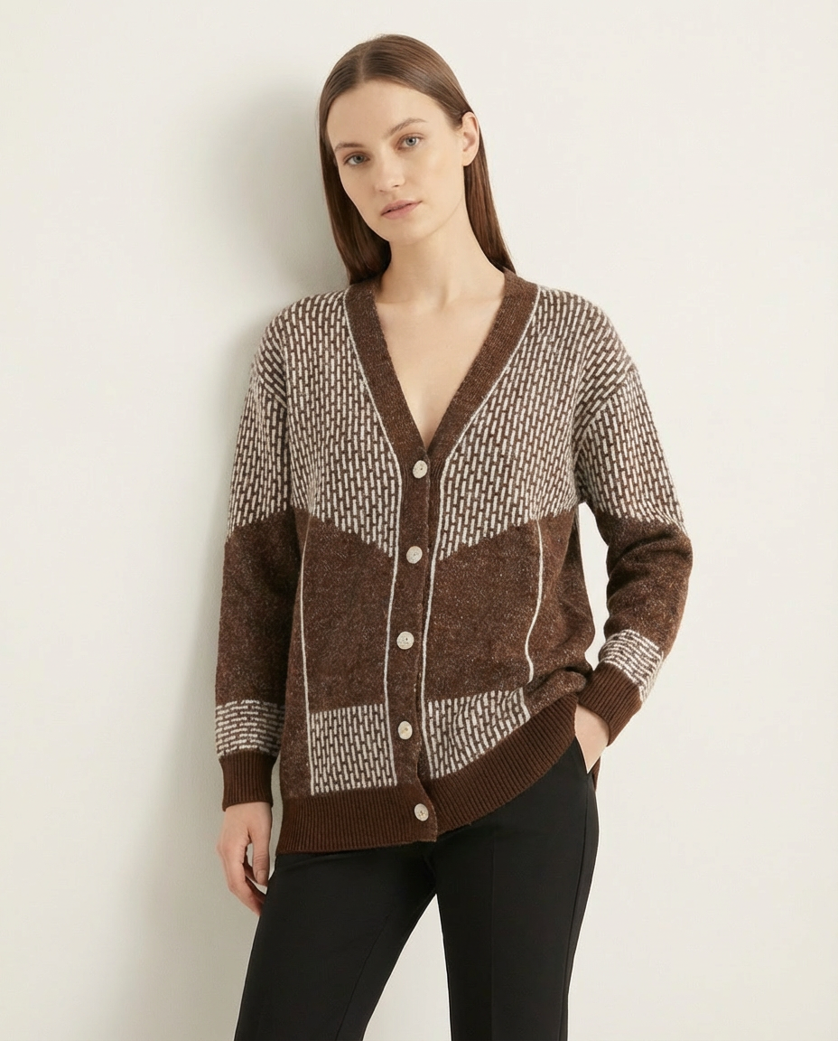 V Yaka Geometrik Desenli Düğmeli Yumuşak Dokulu Kadın Triko Hırka