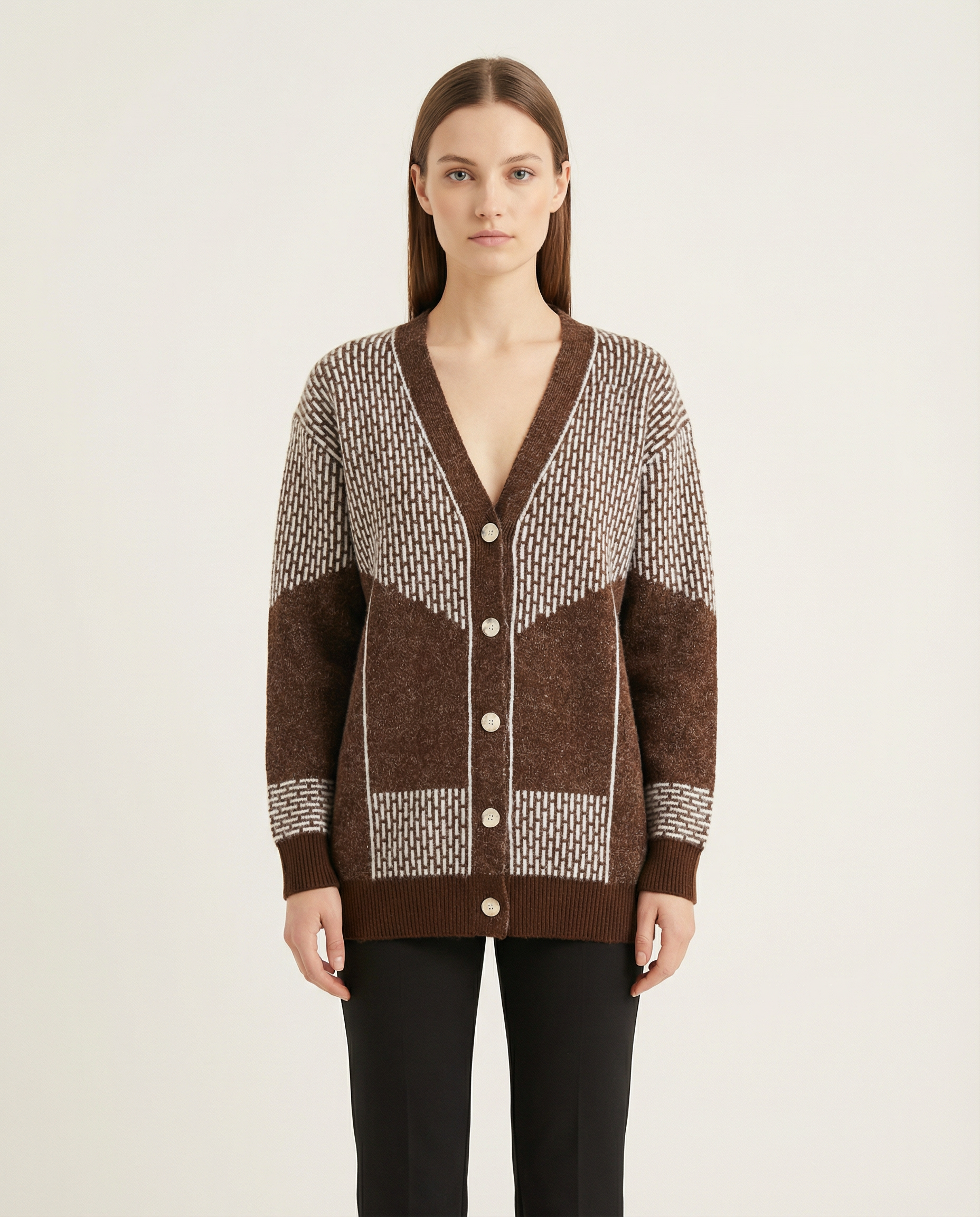 V Yaka Geometrik Desenli Düğmeli Yumuşak Dokulu Kadın Triko Hırka